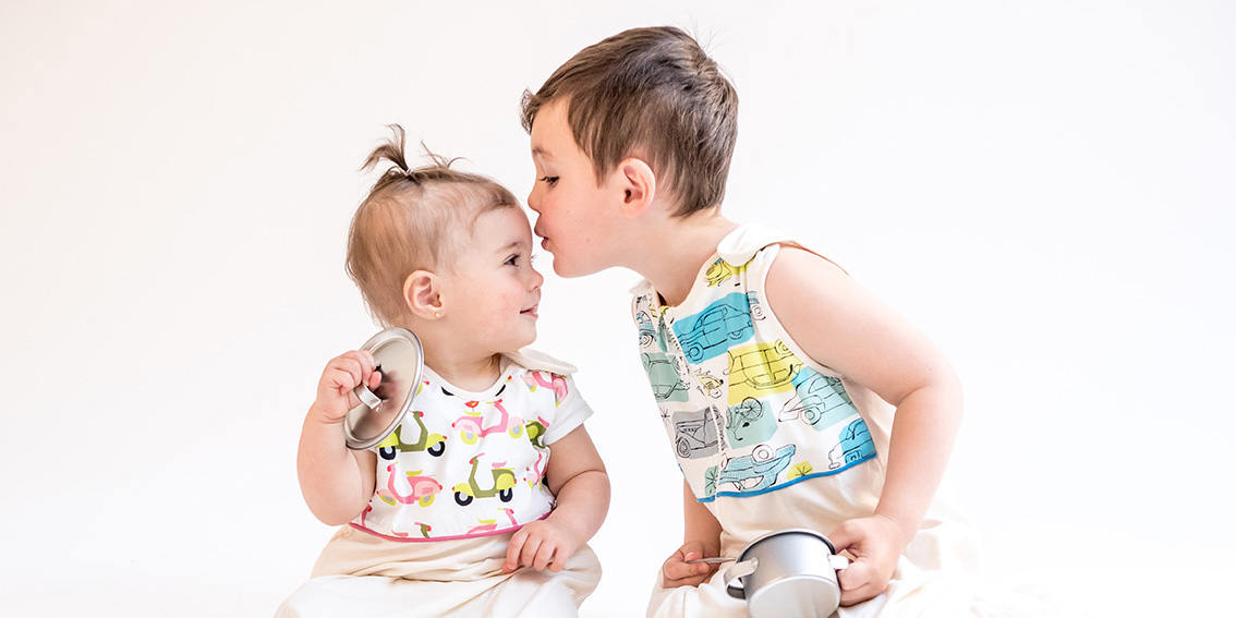 enfant qui fait bisou à bébé