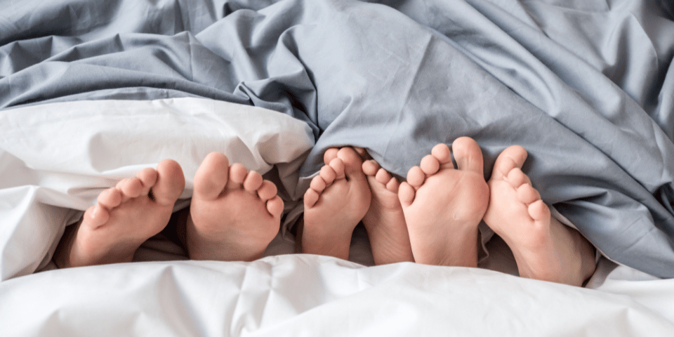 couette avec les pieds qui dépassent