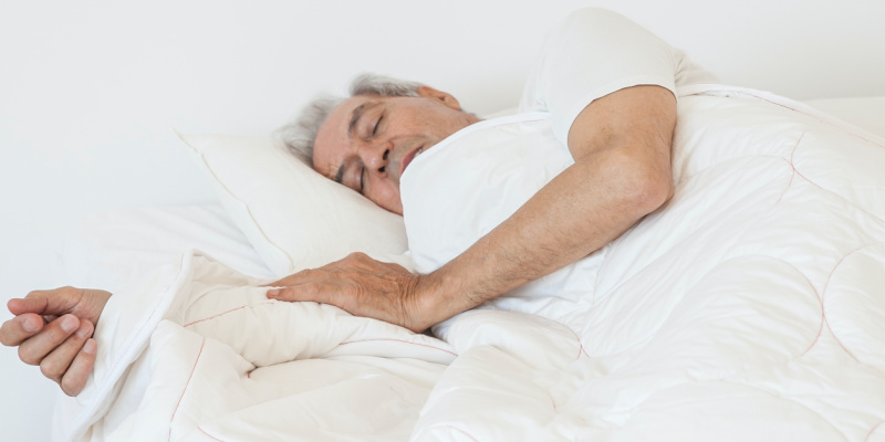 Un sommeil détendu en tant que dormeur dorsal 