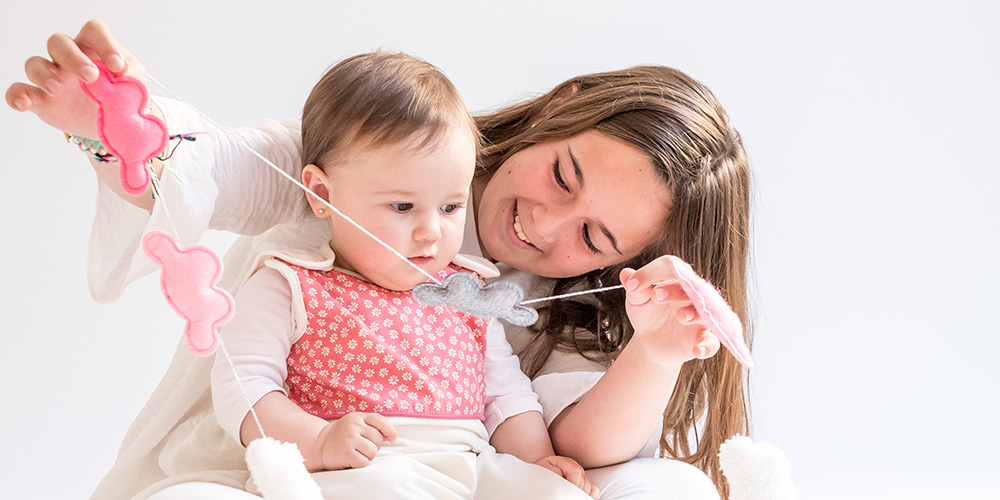 Nourrisson en gigoteuse avec sa maman